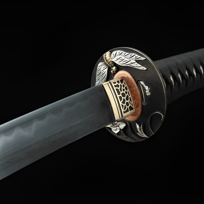 Tombo Katana auf schwarzem Ständer mit dreifarbigem Tsuba und skulptierter silberner Libelle