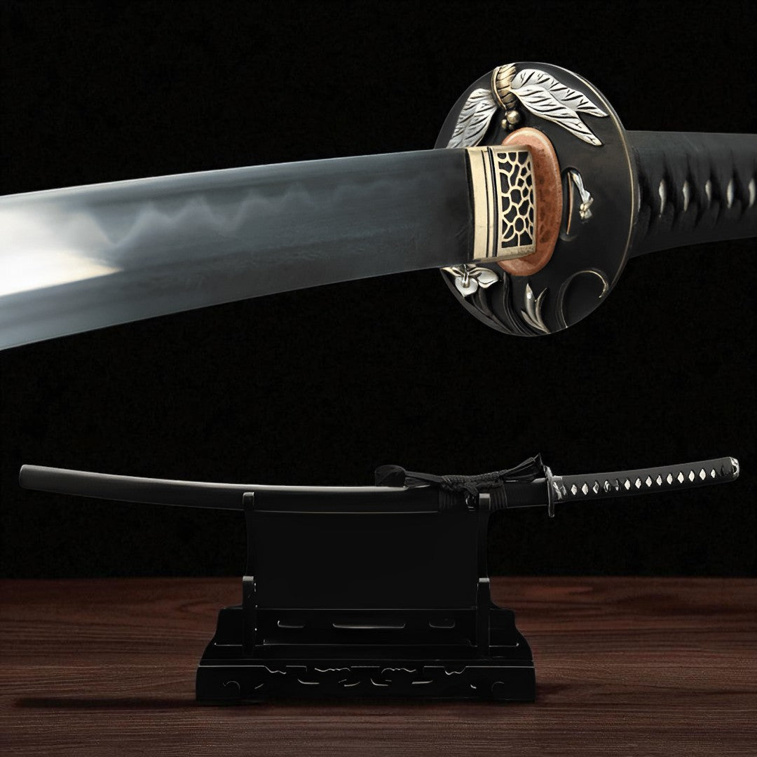 Tombo Katana auf schwarzem Ständer mit dreifarbigem Tsuba und skulptierter silberner Libelle