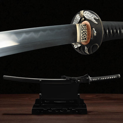 Tombo Katana auf schwarzem Ständer mit dreifarbigem Tsuba und skulptierter silberner Libelle
