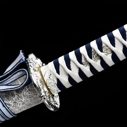 Wintergeist Katana - 冬魂刀 — Griff-Detail mit Rochenhaut und Menuki