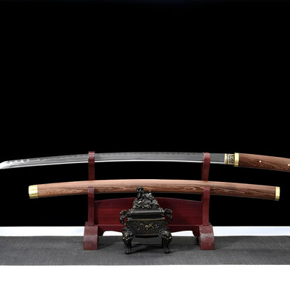 Hölzernes Katana-Schwert - 木製の — Griff-Detail mit Rochenhaut und Menuki