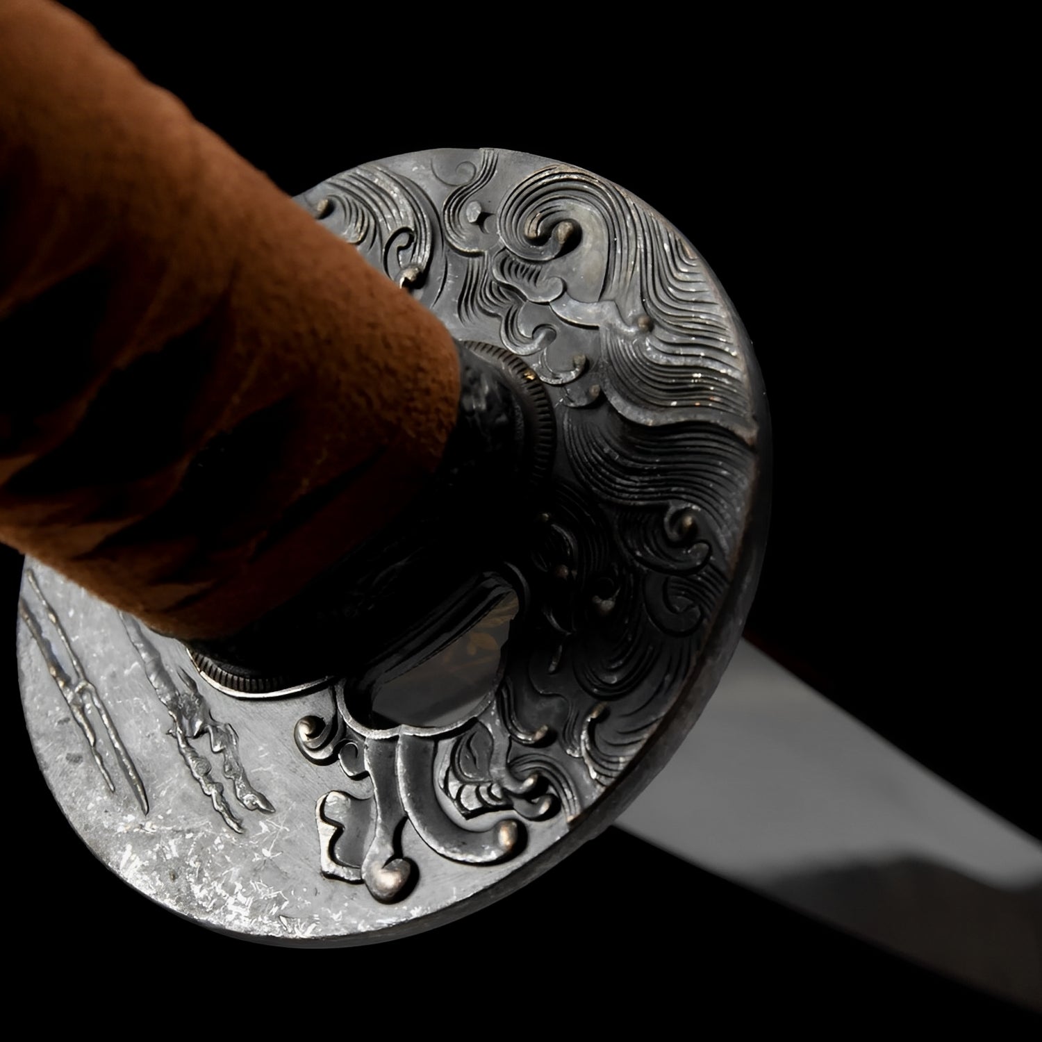 Yamitsuki Katana - 闇月 — Griff-Detail mit Rochenhaut und Menuki