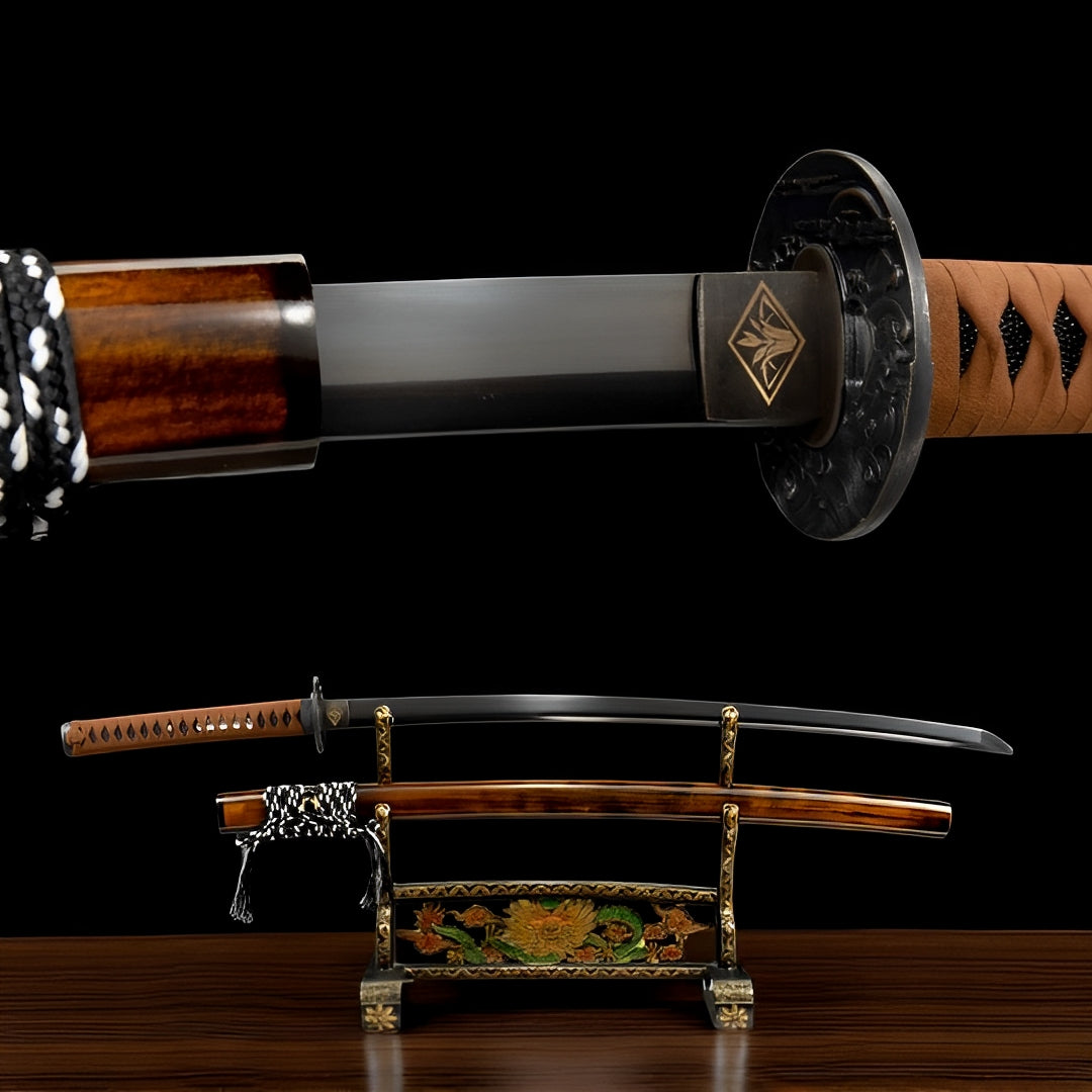 Yamitsuki Katana auf Display-Ständer mit bernsteinfarbener Holz-Saya und sichtbarer Maserung