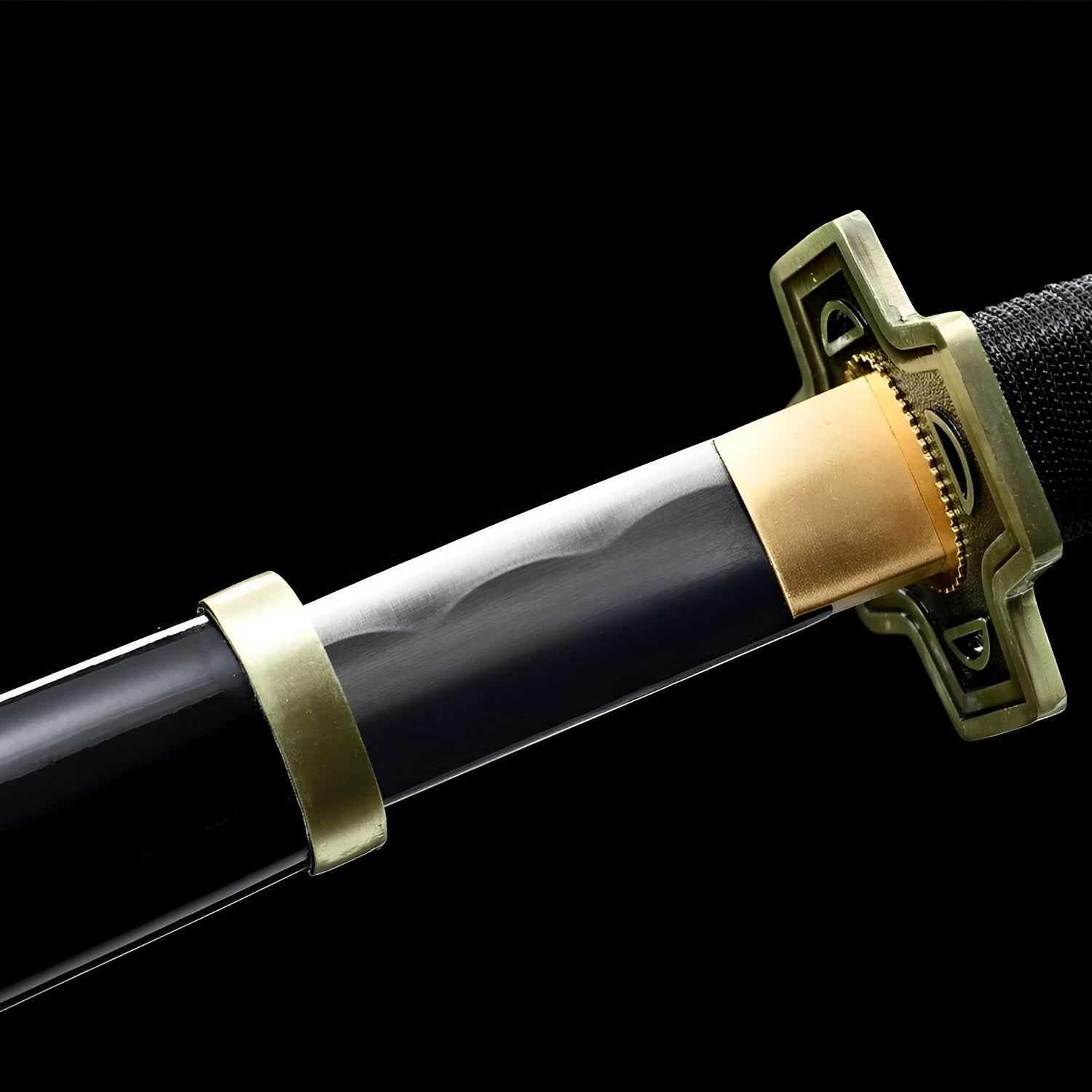 Yubashiri Katana Nahaufnahme der weiß-beschichteten 1060-Klinge mit goldenem ovalem Tsuba