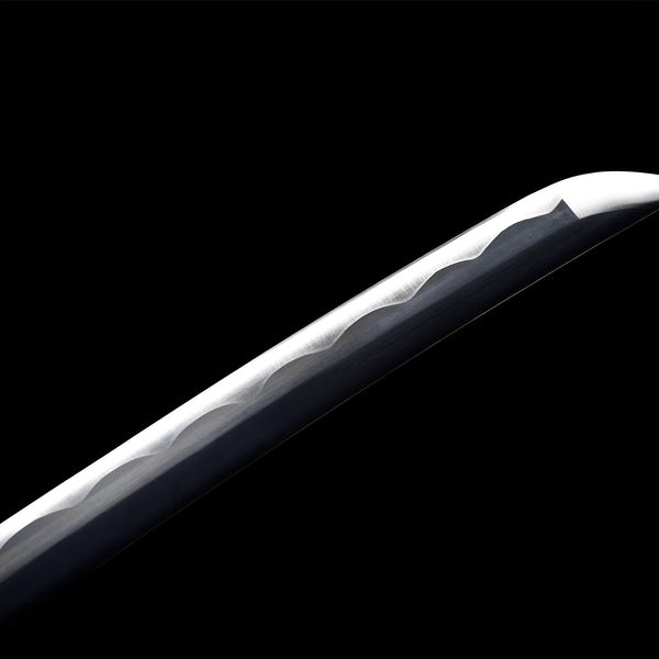 Yubashiri Katana auf Display-Ständer mit weißer Klinge, weißer Saya und schwarz-gelber Wicklung