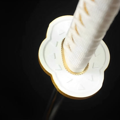 Zenitsu Katana (Demon Slayer) - ゼンイツ — Griff-Detail mit Rochenhaut und Menuki