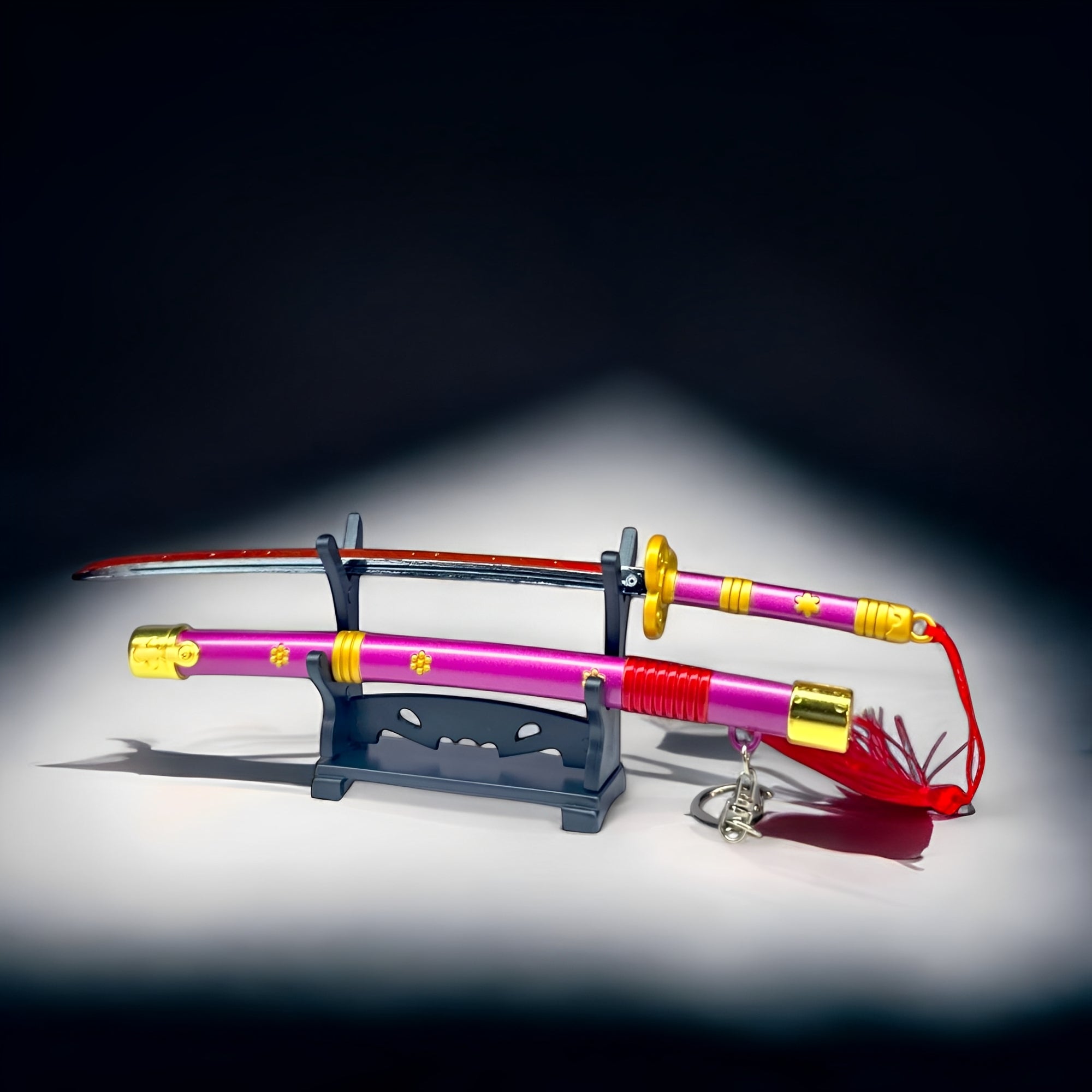 Zoro Enma Mini-Katana — Komplett-Ansicht auf Display-Ständer