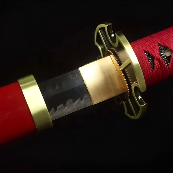 Zoro Katana Nahaufnahme der polierten Klinge mit sichtbarer Hamon und kunstvollem goldenem Tsuba