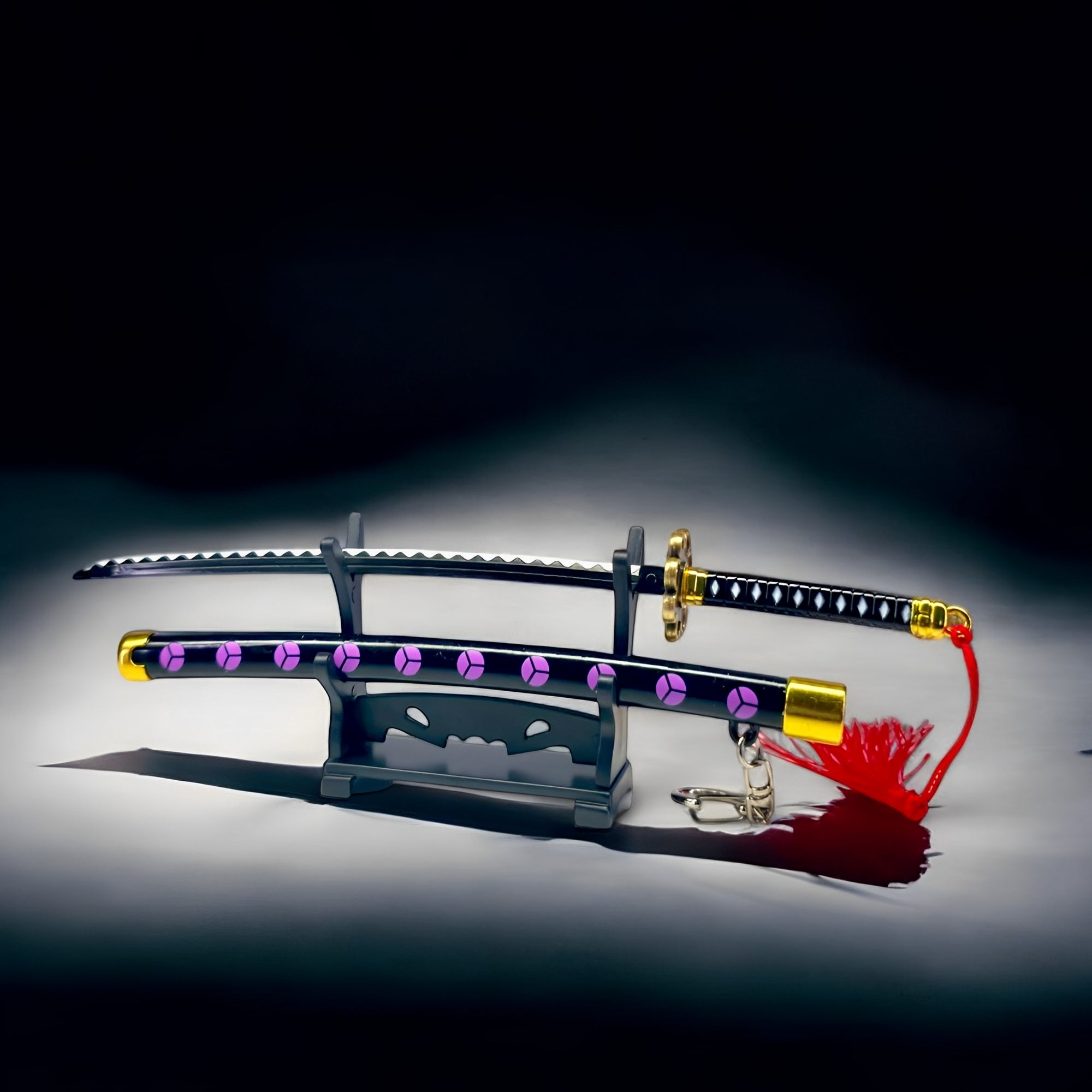 Zoro Shusui Mini-Katana — Komplett-Ansicht auf Display-Ständer